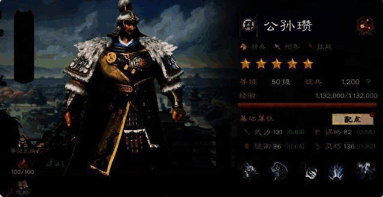 祝融夫人挥舞火焰长刀，红色气劲爆发，敌人被击退并头顶出现沉默图标