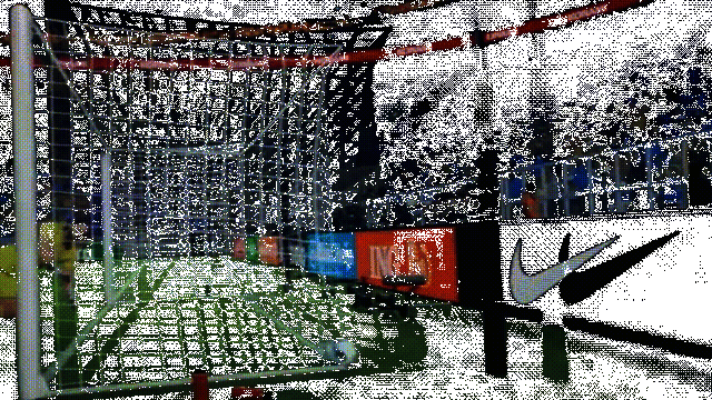 GIF动图展示范布隆克霍斯特禁区外起脚远射，皮球划出弧线直入球门死角