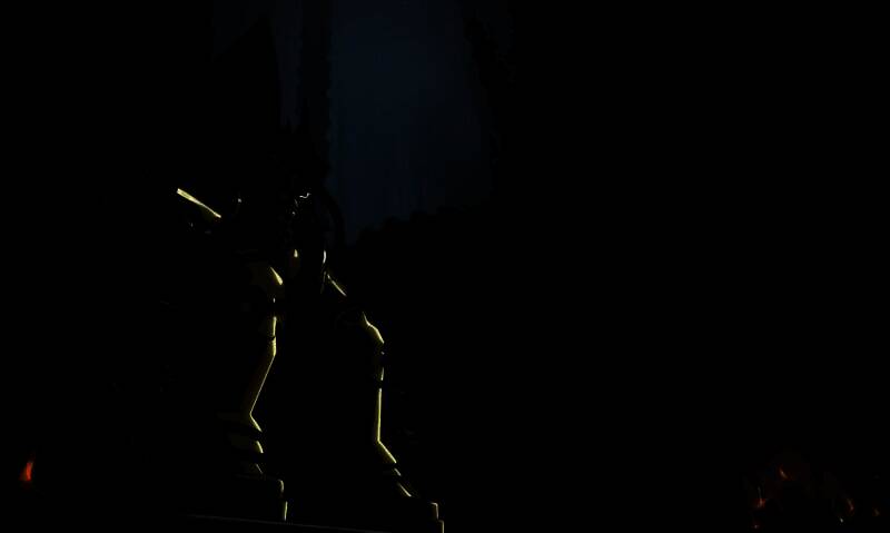 《战锤40K：黑暗异端》游戏场景概念图，阴暗的哥特式城市中，身着重甲的审判官随从在废墟间穿行，背景可见混沌符号与燃烧的天空