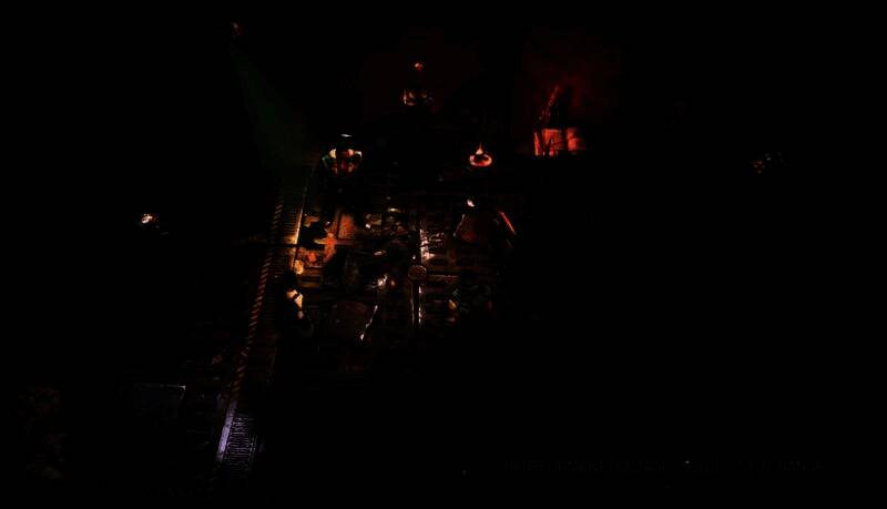 夜领主混沌战士在祭坛前举行仪式，紫色能量涌动，周围布满扭曲的雕像与血迹，氛围极其压抑