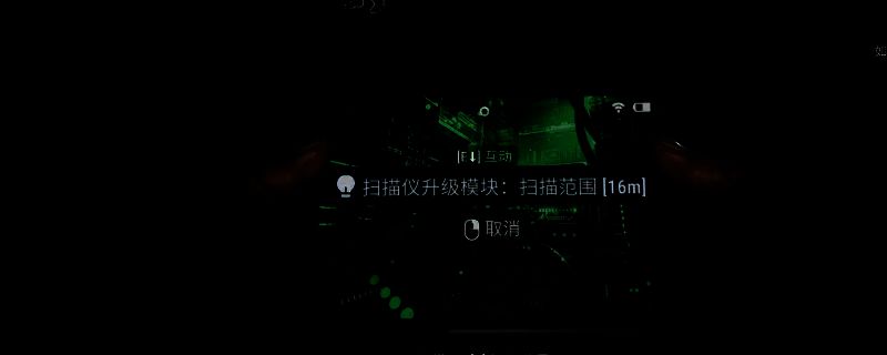 《犯罪模拟器》中玩家手持升级装置对装备进行强化的界面展示，背包内物品高亮提示