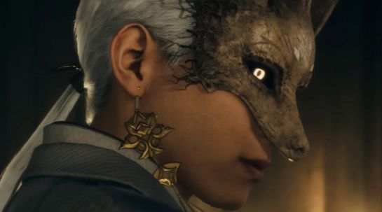 《寂静岭f》游戏画面曝光，昏暗街道中主角手持手电前行，背景雾气弥漫，气氛阴森