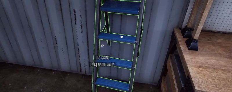 《犯罪模拟器》中玩家角色站在屋顶，背景为城市夜景，上方浮现出隐藏的菜单界面