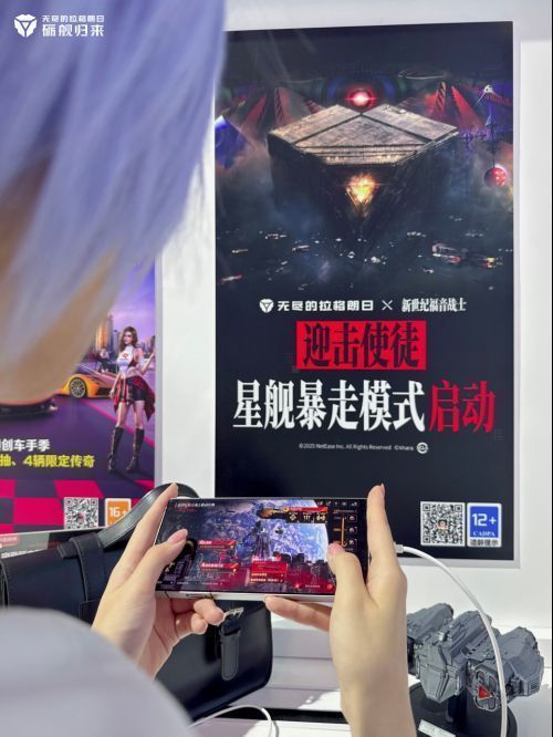 正面特写：绫波丽Coser眼神空灵，手持游戏手柄，身后是《无尽的拉格朗日》主界面投影