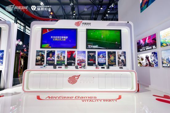 中景画面：Coser身着制服坐在控制台前，屏幕上显示星域地图与舰队部署