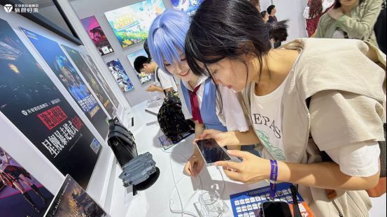 俯拍视角：游戏界面中EVA主题战舰正在穿越小行星带