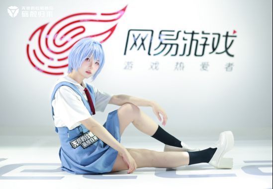 侧拍镜头：观众围观拍摄，展板上展示联动限定皮肤