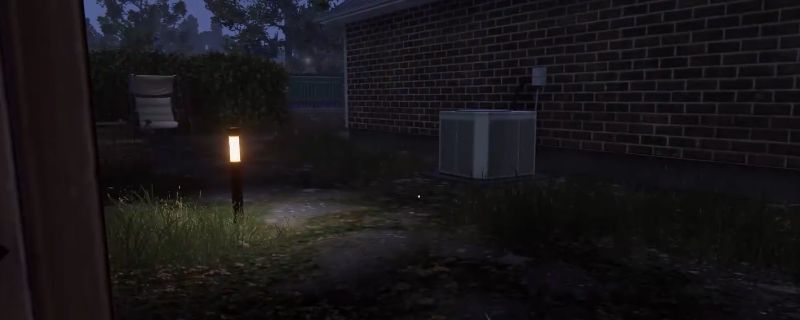 103别墅后门视角，木质院门紧闭，周围植被茂密，适合隐蔽接近