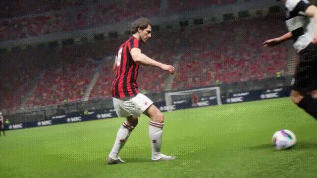 巴雷西飞身铲断对手进攻，动作干净利落赢得全场掌声