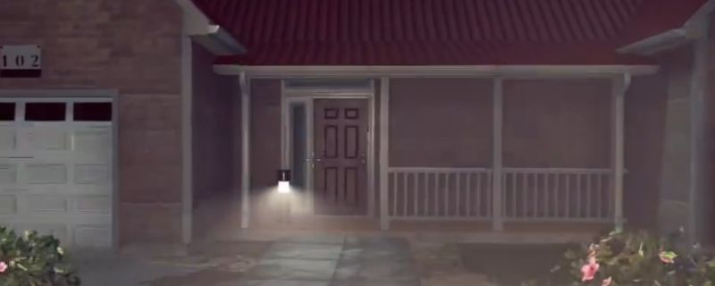 《犯罪模拟器》中102号房屋内部视角，桌上摆放着两个显眼的游戏手柄，周围环境凌乱，暗示住户疏于防范