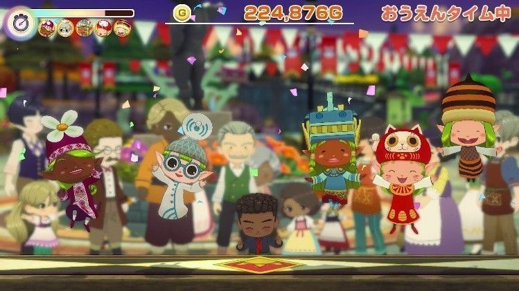 夜晚的集市灯火通明，有小吃摊、手工艺品摊位，居民们欢聚一堂，充满节日气氛