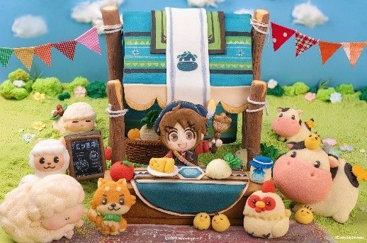 博主手持一块牧场主题翻糖蛋糕，上面有迷你拖拉机和小屋模型，笑容灿烂