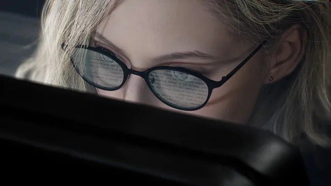 《生化危机9：安魂曲》场景概念图，昏暗走廊中隐约可见扭曲人影，墙壁渗血，营造出极度压抑的恐怖氛围