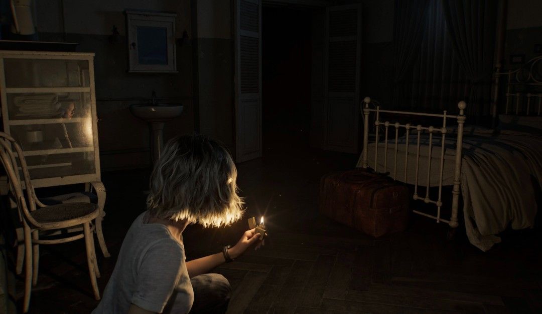 主角格蕾丝在昏暗地下室中蜷缩躲避，前方巨大怪物轮廓投射在墙上，光影交错间充满窒息感