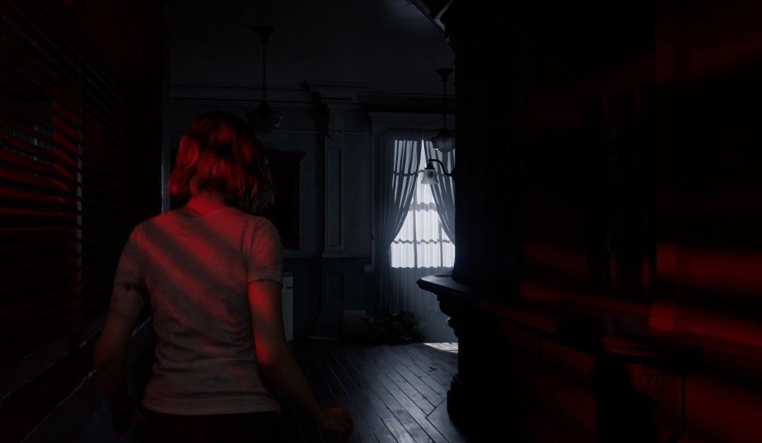 紧张追逐场景，主角在狭窄走廊中回头张望，身后怪物正缓缓逼近，灯光闪烁不定