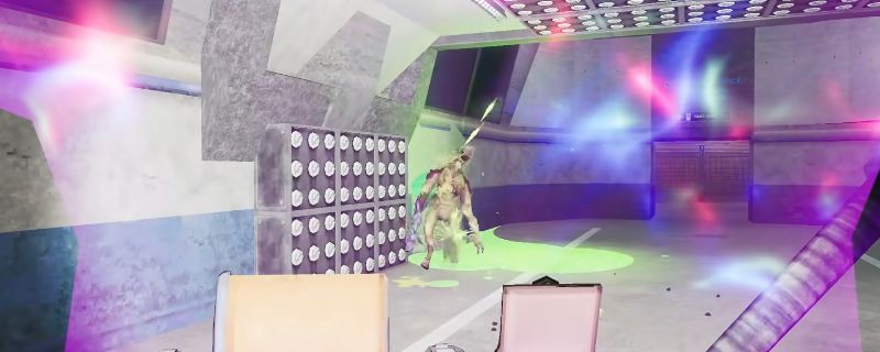 《非生物因素》中玩家身穿安保套装手持盾牌进行格挡的实战画面，背景为昏暗工业场景，火花四溅