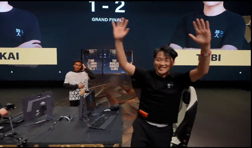 沙特电竞协会主席费萨尔亲王参观《异人之下》展台，工作人员正在讲解游戏特色