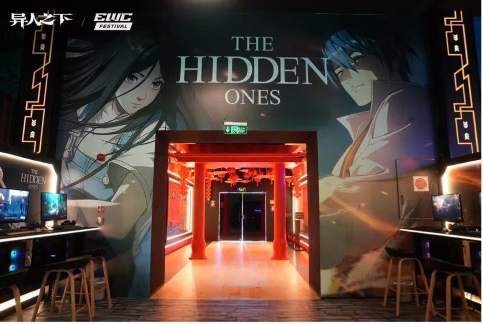 海外玩家在《异人之下》试玩区体验游戏，神情专注，屏幕上显示角色施展八卦掌技能