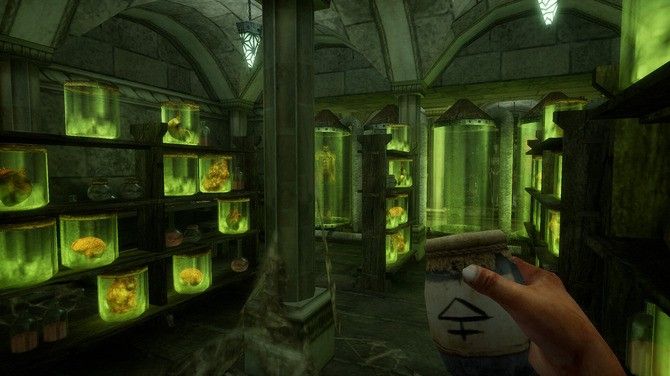 角色在昏暗走廊中遭遇未知生物，光影交错营造出强烈恐怖氛围