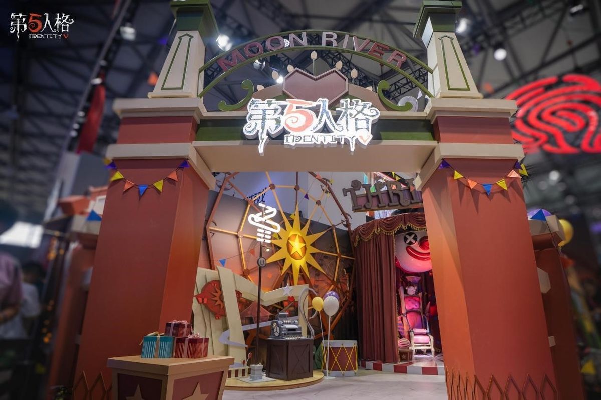 第五人格展台全景，哥特风格布景搭配灯光特效，玩家驻足体验互动游戏