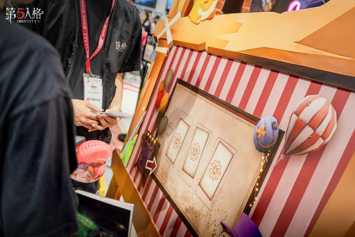 玩家围观点赞福尔摩斯联动角色立牌，背景为侦探主题布景与线索道具展示