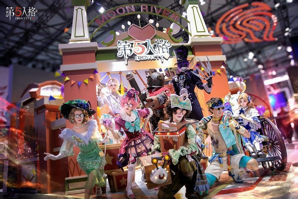 Coser身着怪念集稀世时装站立展台中央，周围玩家举手机拍摄