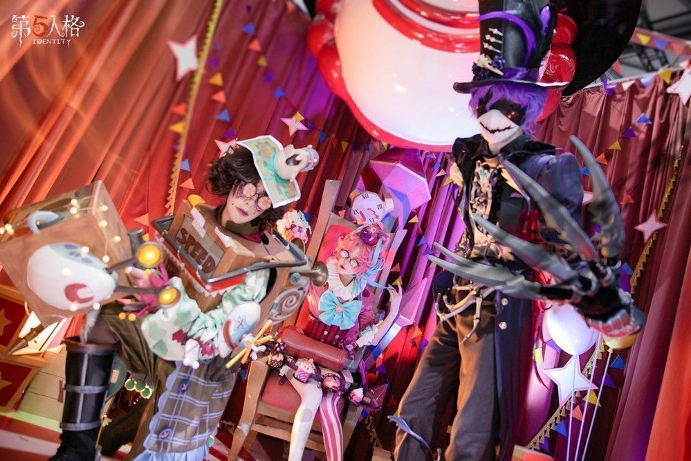 多位Coser集体亮相，分别扮演摄影师、杰克、法罗夫人等角色，站姿帅气