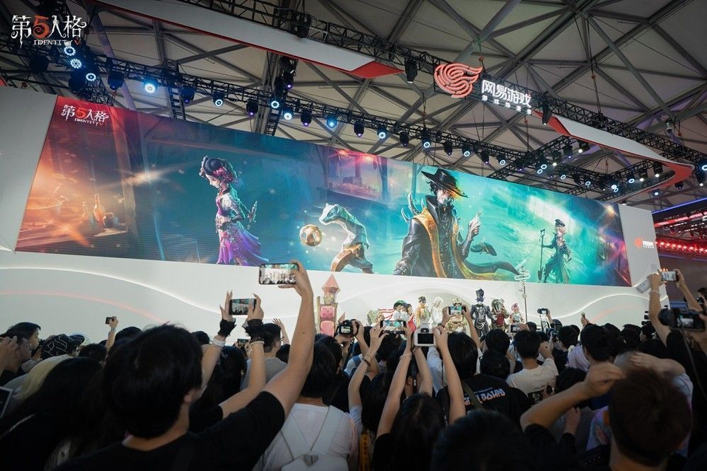 舞台剧高潮瞬间，多位角色同台对峙，灯光聚焦，观众热烈鼓掌