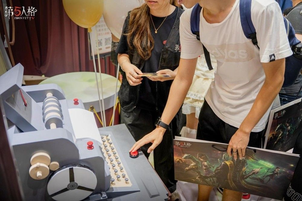 玩家正在参与心跳校准挑战，手握机关道具，神情专注，周围人群围观