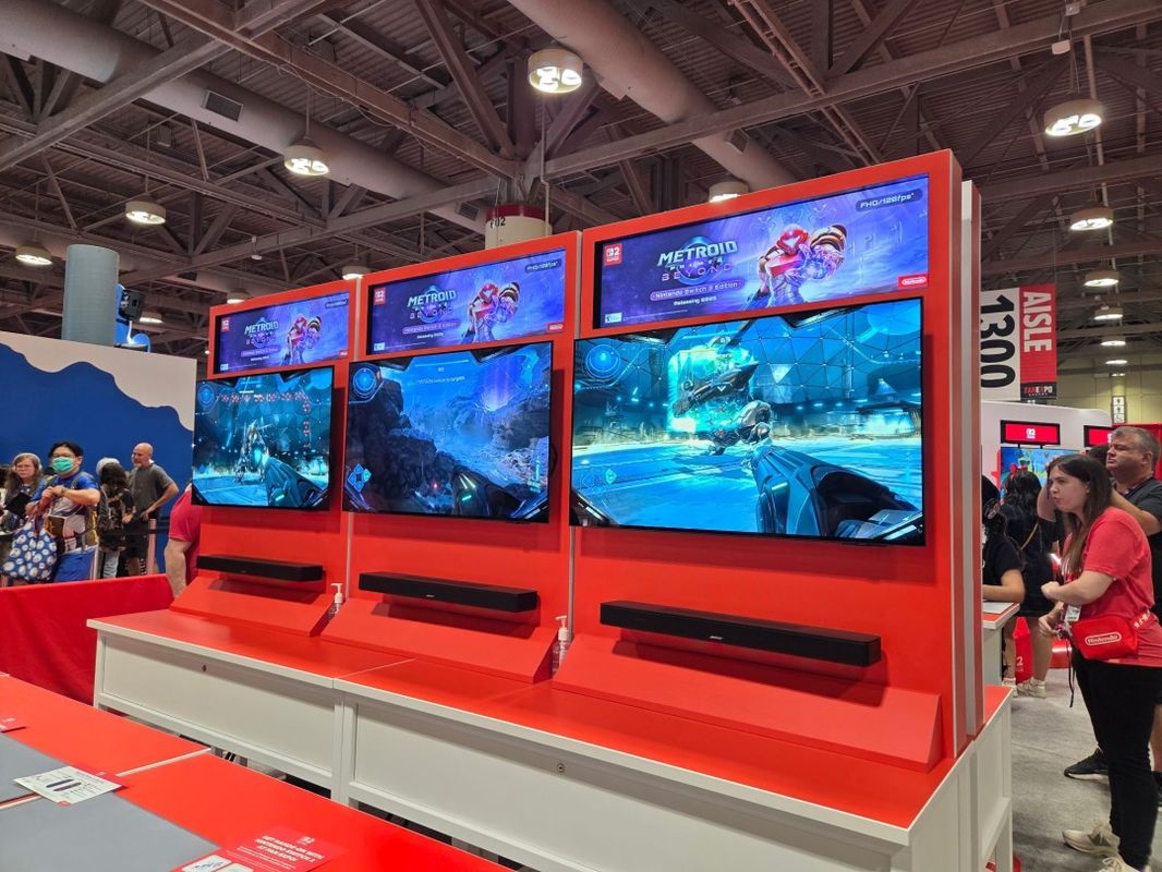 《银河战士Prime 4》游戏封面概念图，主角萨姆斯身着动力装甲，手持能量枪对准黑暗洞穴