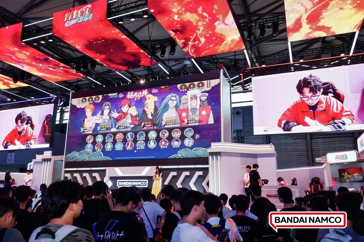 《火影忍者手游》舞台表演赛现场，选手专注对战，观众热烈鼓掌