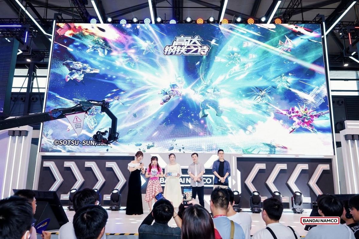 《高达钢铁之诗》展台，玩家正在体验新机体战斗，背景为联动宣传图