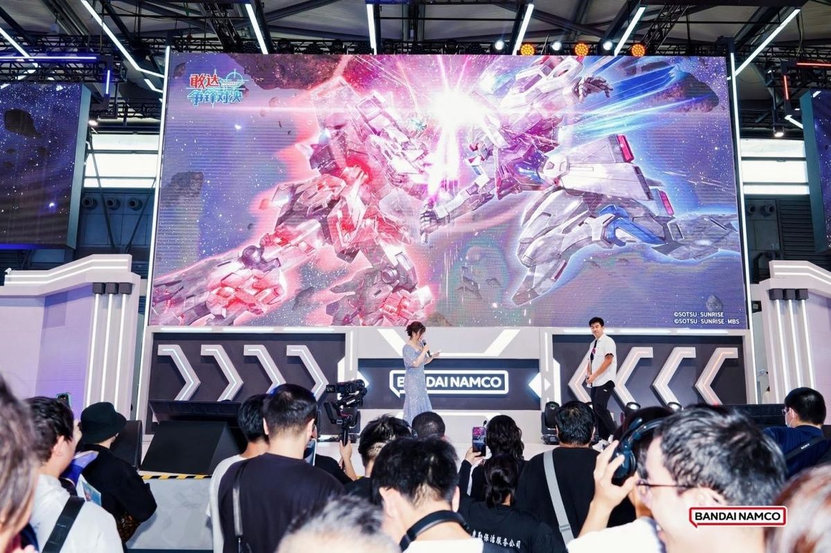 《敢达争锋对决》新机体展示区，机械感十足的模型吸引玩家围观