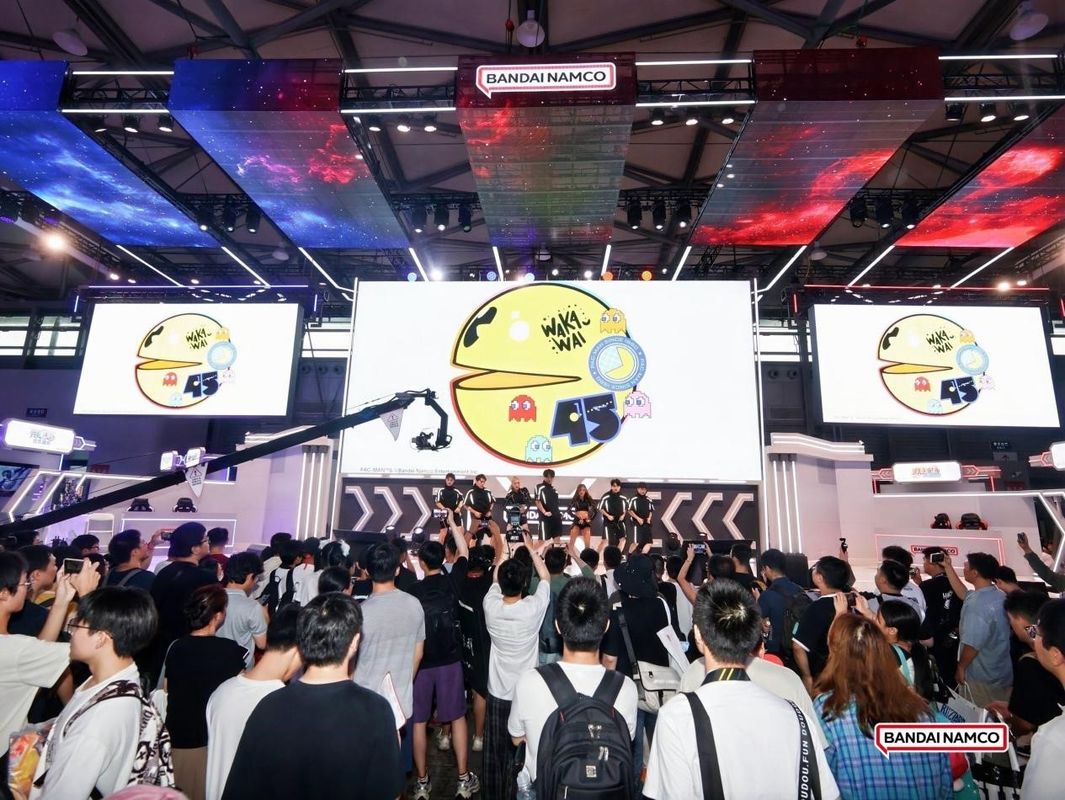 开场舞表演现场，舞者身着科技感服饰，手持发光道具进行整齐编舞