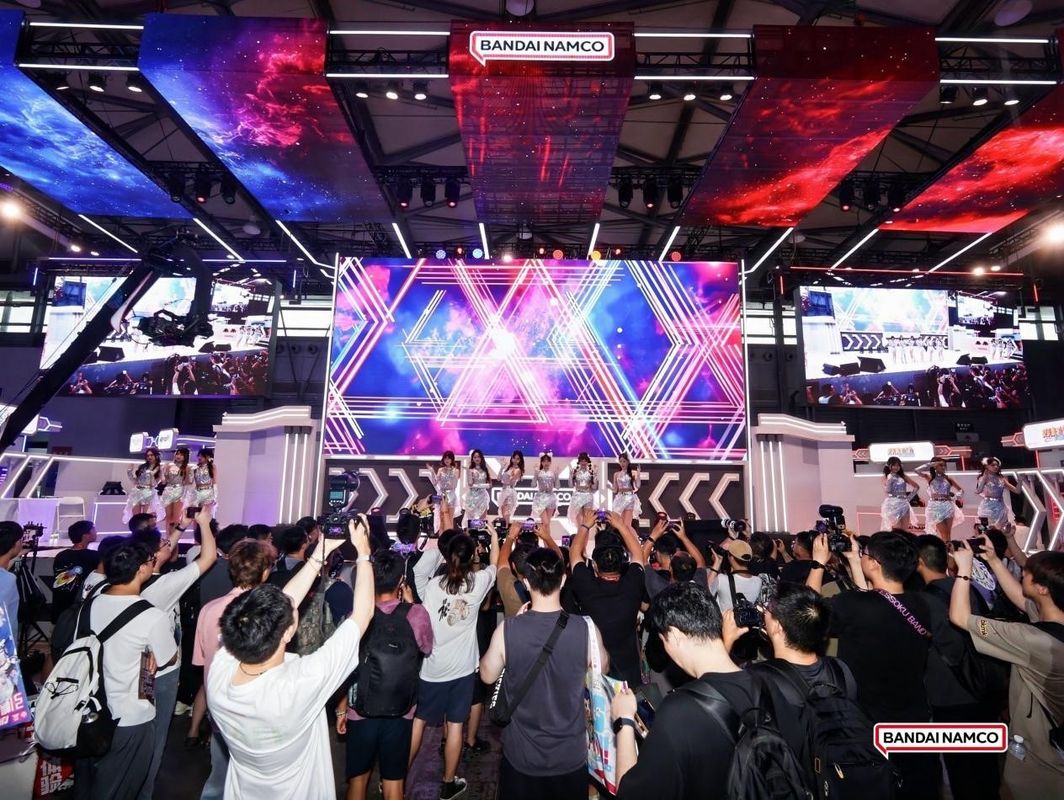 舞台Showgirl走秀环节，模特身着定制服装，台下观众拍照欢呼