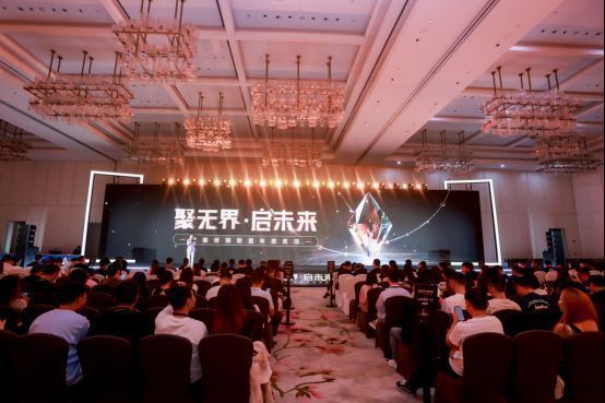 智能终端年度颁奖盛典现场全景，嘉宾云集，舞台灯光璀璨，氛围热烈