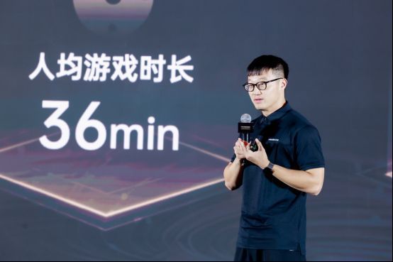 vivo林可先生在演讲中展示快游戏生态数据图表，背景为增长曲线与平台架构图