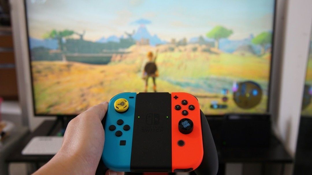 研究论文封面图，展示电子游戏与心理健康的主题视觉，包含玩家剪影与心形符号交织的抽象设计