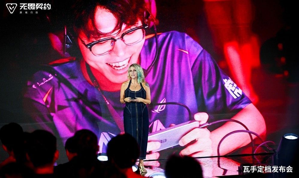 电竞赛事宣传图展示移动端比赛场景，选手专注操作手机设备