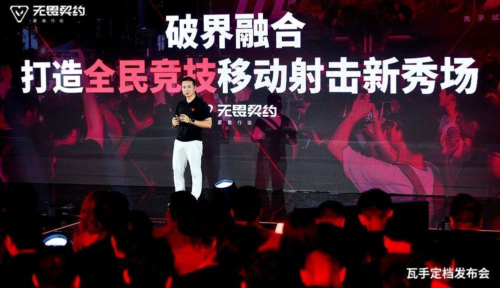 玩家在手机上激烈对战的画面，界面显示精准击杀与技能释放特效