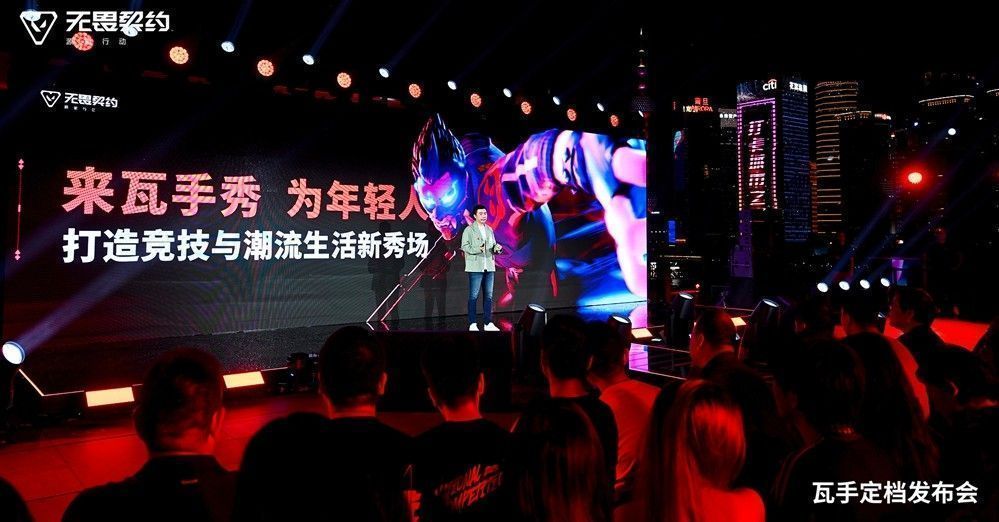 多位玩家手持手机参与游戏测试，现场氛围热烈，充满互动感