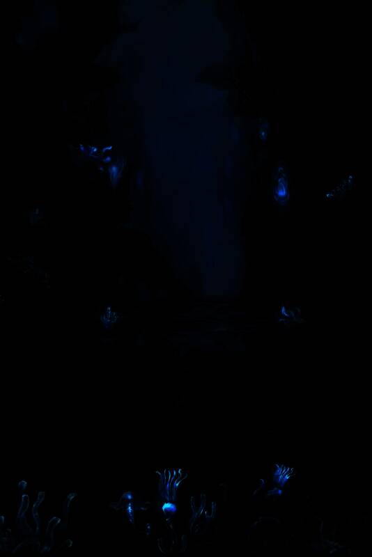 新地图「狂流海渊」场景展示，深蓝色海底裂谷中漂浮着古老遗迹与发光生物，氛围诡谲神秘