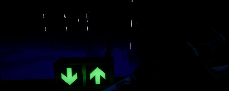 《非生物因素》风反应堆区域地图截图，展示电车轨道与周边废墟环境，远处可见风力涡轮装置