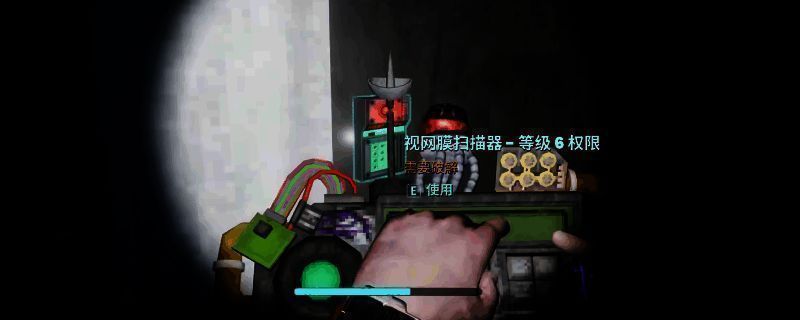 《非生物因素》暗影之门内部场景，昏暗走廊中泛着幽蓝光芒的门框与远处模糊的实验台轮廓