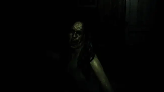 《生化危机9：安魂曲》游戏画面展示阴暗走廊中的主角手持武器缓慢前行，周围充满紧张氛围