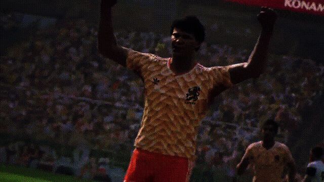 范巴斯滕在比赛中完成零度角凌空抽射，皮球如炮弹般飞入球门死角