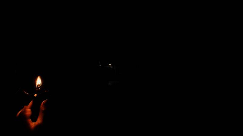 游戏开发团队合影，中村克己与熊泽雅登站在中央，背景为《生化危机：安魂曲》LOGO