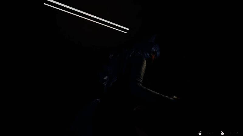 《狼伴侣》主视觉图，男主角在昏暗校园走廊中回头张望，身后隐约可见少女身影