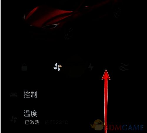 用户在特斯拉APP中滑动车辆概况页面的操作示意图