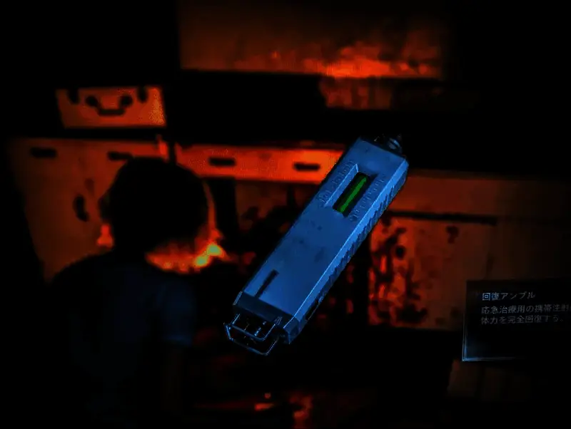 主角格蕾丝手持未知重型武器的剪影图，背景为昏暗走廊，墙上布满血迹与抓痕